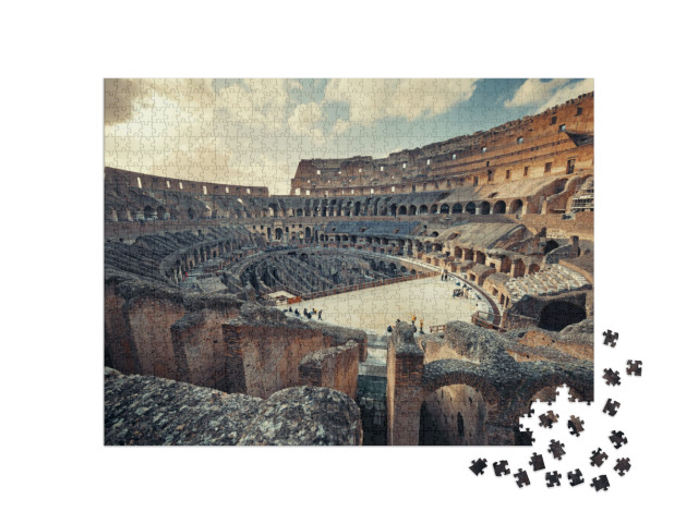 Puzzle 1000 pezzi „Vista dell'interno del Colosseo al tramonto, simbolo di Roma famoso in tutto il mondo“