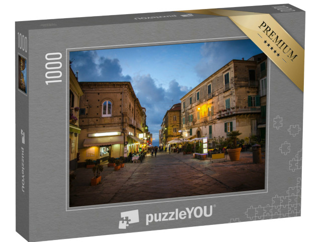 Puzzle 1000 pezzi „Strade cittadine con caffè e ristoranti, edifici con balconi, vasi con fiori e persiane, Tropea, Calabria“