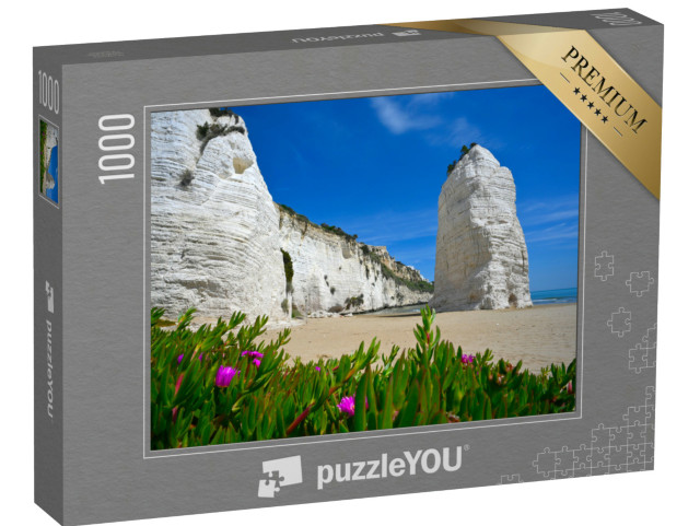 Puzzle 1000 pezzi „Veduta del Pizzomunno a Vieste, in Italia, con fiori in primo piano e il mare sullo sfondo“