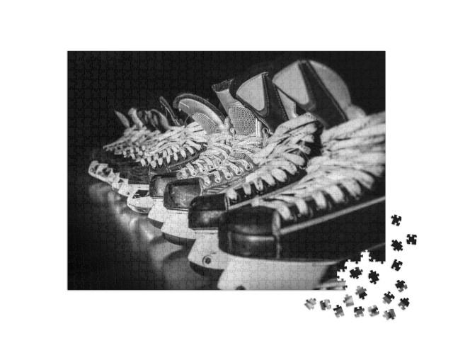 Puzzle 1000 pezzi „Un paio di pattini da hockey su ghiaccio in uno spogliatoio“
