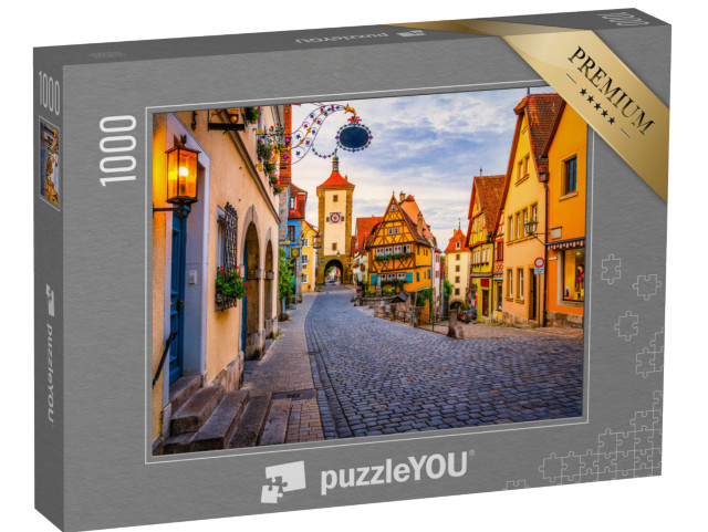 Puzzle 1000 pezzi „Vista mattutina di Untere Schmiedgasse a Rothenburg ob der Tauber, Baviera“