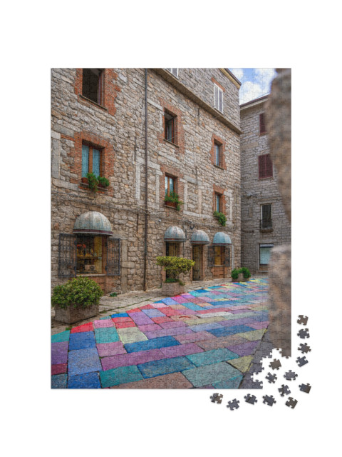 Puzzle 1000 pezzi „Pavimento dipinto a colori in un vicolo di Tempio Pausania in Sardegna“