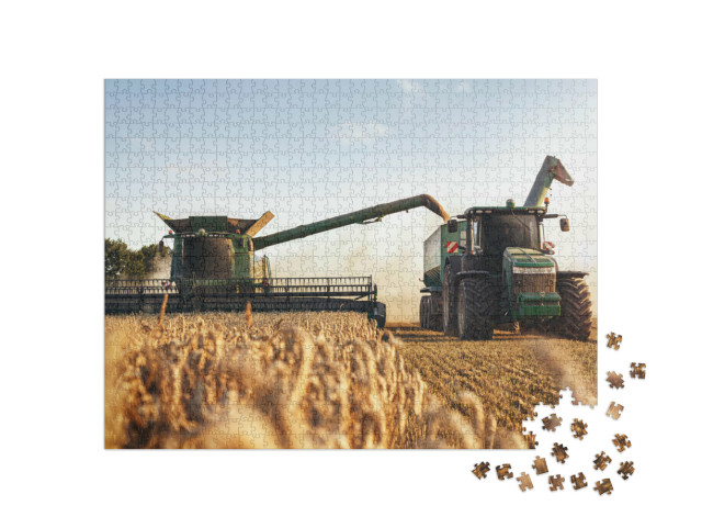 Puzzle 1000 pezzi „Mietitrebbia e trattore al lavoro in un campo di grano“