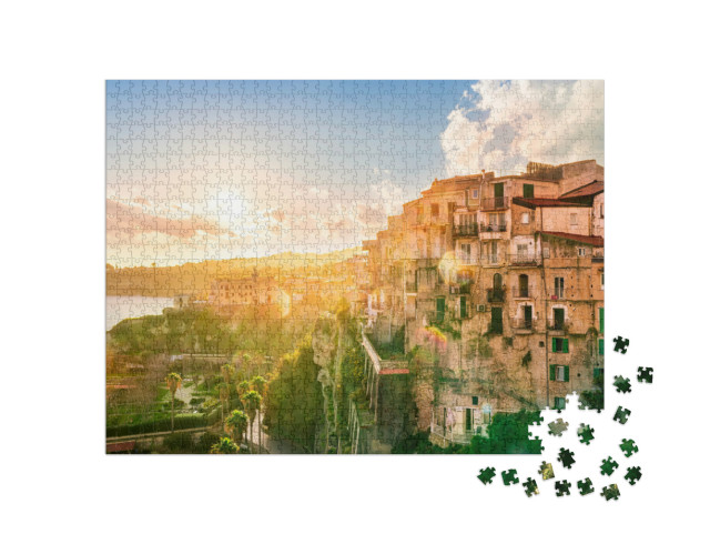 Puzzle 1000 pezzi „Tramonto sulla costa del mare a Tropea, Italia. Antico edificio su un'alta roccia“