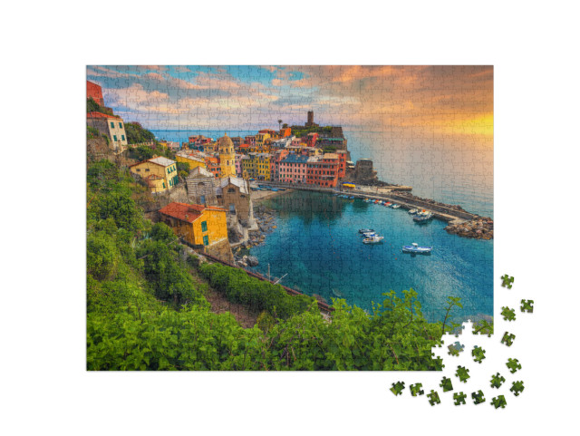 Puzzle 1000 pezzi „Vista del famoso villaggio di Vernazza con case colorate e piccolo porto al tramonto, Cinque Terre“