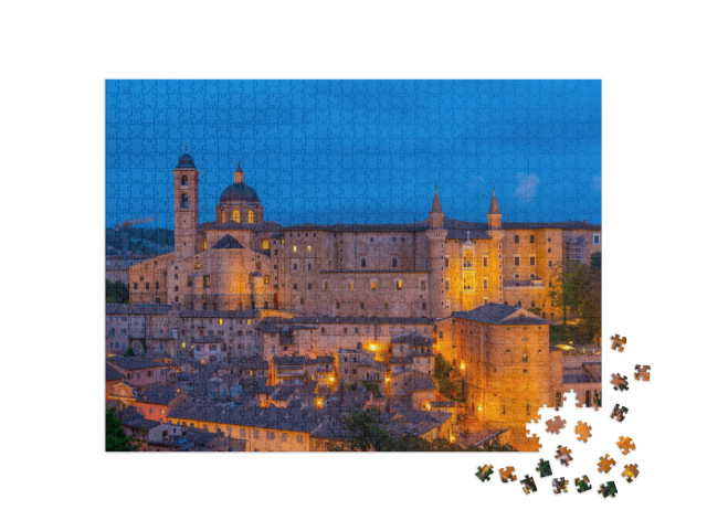 Puzzle 1000 pezzi „Vista al tramonto del paesaggio urbano di Urbino, Italia.“