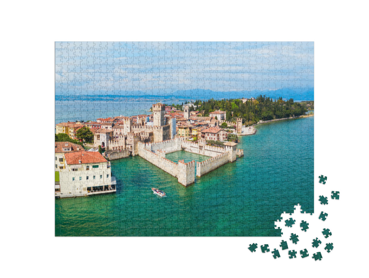Puzzle 1000 pezzi „Vista del Castello Scaligero dall'alto. Una fortezza nel centro storico della città di Sirmione“