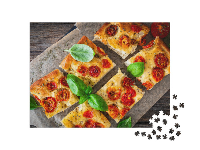 Puzzle 1000 pezzi „Focaccia - panino al forno con pomodori e foglie di basilico su tavolo di legno“