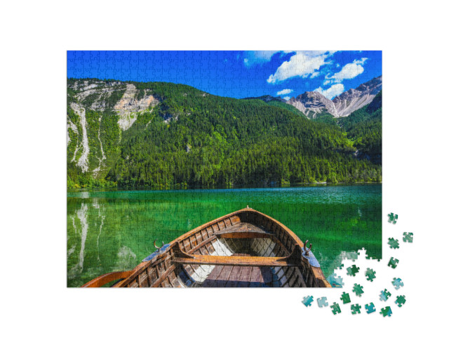 Puzzle 1000 pezzi „Spettacolare paesaggio in barca in un lago di montagna nelle Alpi Dolomiti, stagione estiva“