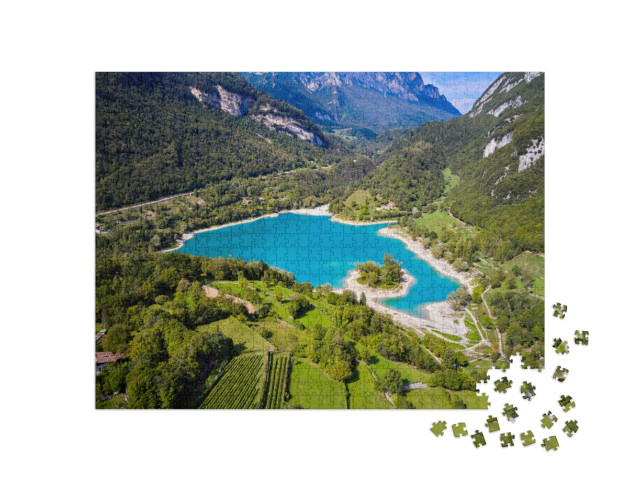 Puzzle 1000 pezzi „Arial Vista del lago di Tenno in autunno, Trento, Italia, Europa. Lago turchese tra le montagne“