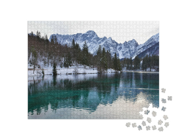 Puzzle 1000 pezzi „Il Lago di Fusine Inferiore, vicino a Tarvisio, e il Monte Mangart, nella regione Friuli-Venezia Giulia“
