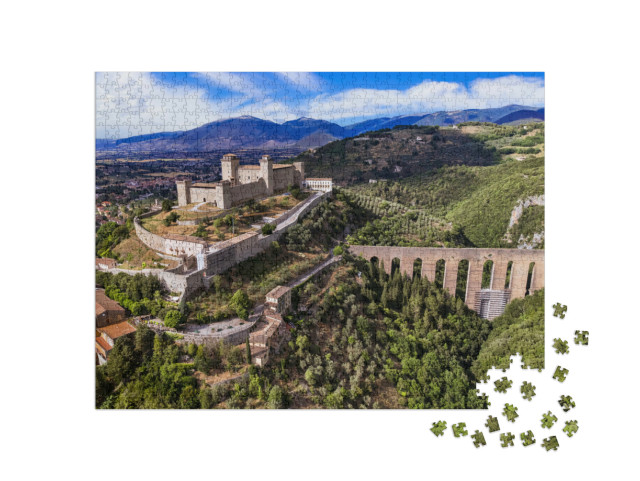 Puzzle 1000 pezzi „Punto di riferimento dell'Umbria, l'imponente città di Spoleto Vista aerea del castello di Rocca Albornoz“