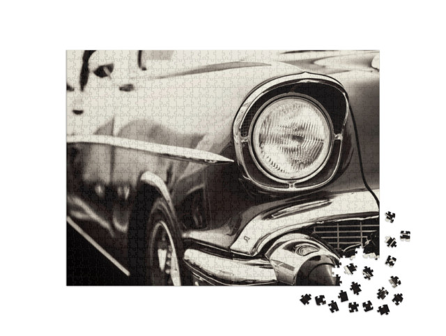 Puzzle 1000 pezzi „Un'auto d'epoca rossa con primo piano dei fari“