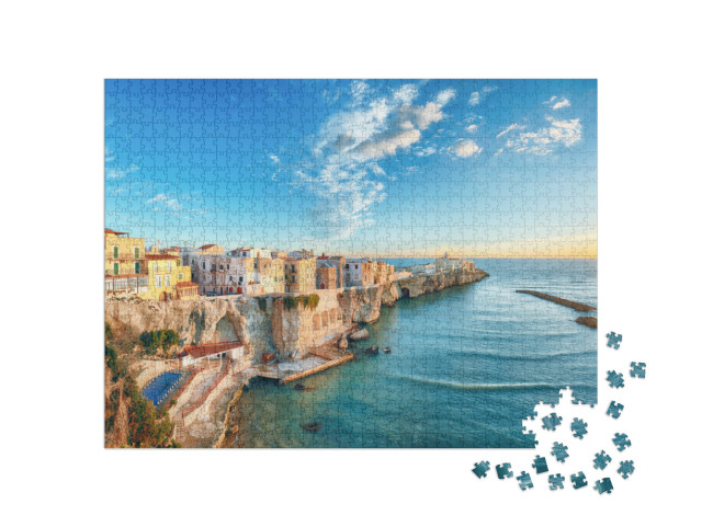 Puzzle 1000 pezzi „Vieste - splendida città costiera sugli scogli in Puglia. La chiesa di San Francesco di Vieste“