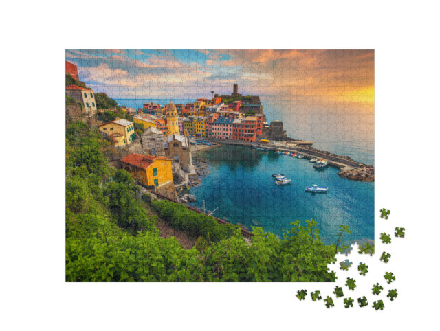 Puzzle 1000 pezzi „Vista del famoso villaggio di Vernazza con case colorate e piccolo porto al tramonto, Cinque Terre“