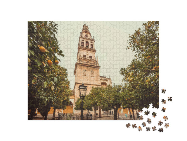 Puzzle 1000 pezzi „Alberi di arance presso il campanile della Mezquita di Córdoba“