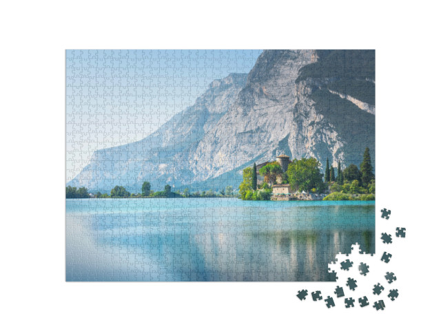 Puzzle 1000 pezzi „Lago di Toblino, Castel Toblino e riflesso della montagna. Madruzzo, Trentino-Alto Adige“