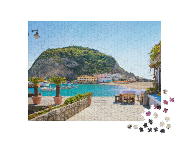 Puzzle 1000 pezzi „Splendida costa del villaggio di Sant'Angelo, enormi rocce verdi nel mare blu vicino all'isola di Ischia“