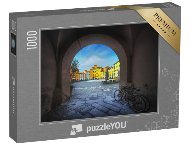 Puzzle 1000 pezzi „Lucca, la storica Piazza dell'Anfiteatro con l'arco d'ingresso e due vecchie biciclette. Toscana, Italia“