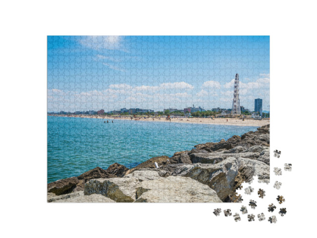 Puzzle 1000 pezzi „Una vista oltre la diga foranea del porto verso la spiaggia di Rimini, Italia, in estate“