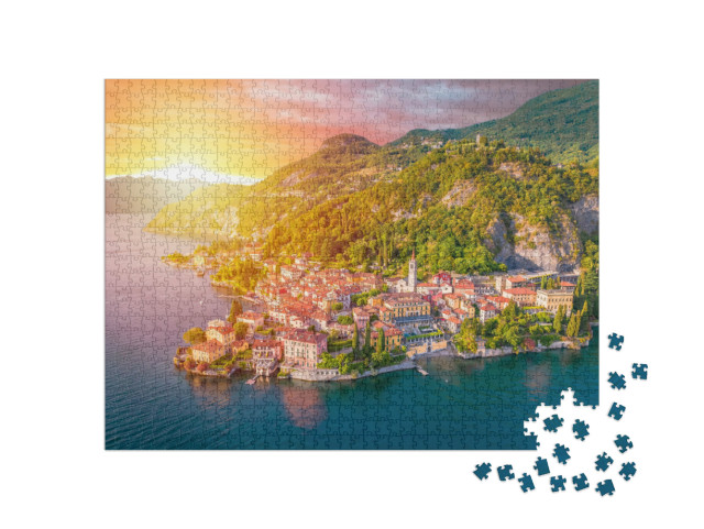 Puzzle 1000 pezzi „Città di Varenna e lago di Como, vista aerea epica al tramonto, Lombardia, Italia“