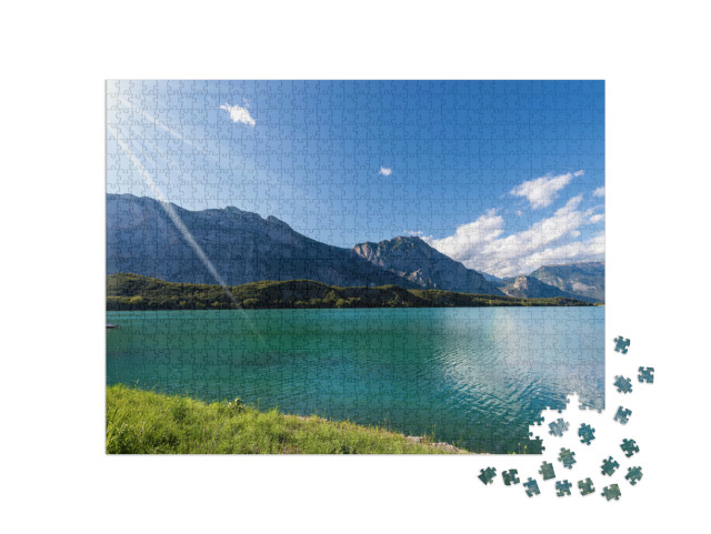 Puzzle 1000 pezzi „Lago di Cavedine (Lago di Cavedine) piccolo lago alpino in Trentino Alto Adige, Italia, Europa“