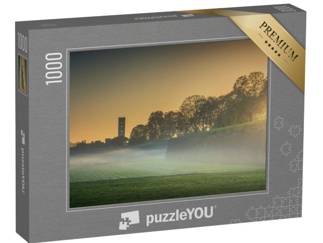 Puzzle 1000 pezzi „Mura e alberi della città medievale di Lucca. Alba nebbiosa in autunno. Toscana, Italia, Europa.“
