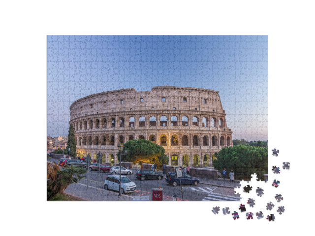 Puzzle 1000 pezzi „Il Colosseo dal giorno alla notte dopo il tramonto, Roma. Illuminazione serale. Traffico in strada“