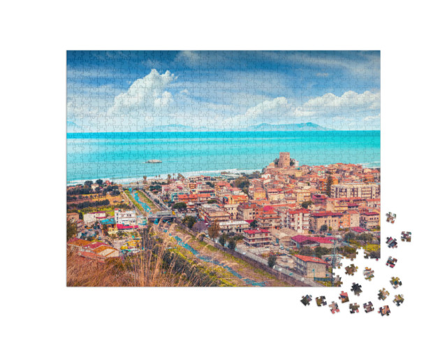 Puzzle 1000 pezzi „Colorata vista primaverile della città di Brolo, Messina. Mediterraneo, Sicilia, Italia“