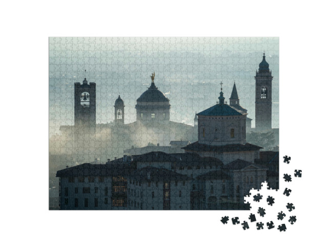 Puzzle 1000 pezzi „Bergamo: un paesaggio sorprendente visto dall'alto, la nebbia copre il centro storico della città“