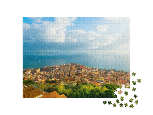 Puzzle 1000 pezzi „Napoli al tramonto. Mare e cielo blu con nuvole al tramonto“