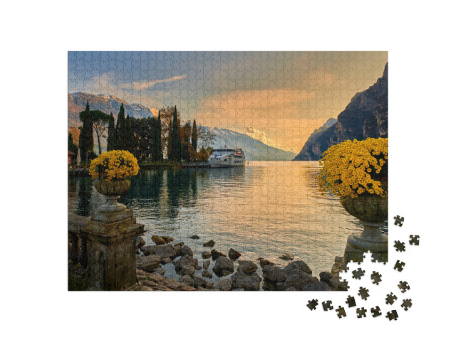 Puzzle 1000 pezzi „Beautiful and colorful autumn in Riva del Garda, Lake Garda surrounded by mountains“