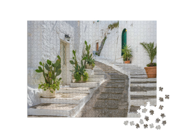Puzzle 1000 pezzi „Scorcio di Ostuni in una soleggiata giornata estiva, Puglia, Italia meridionale.“