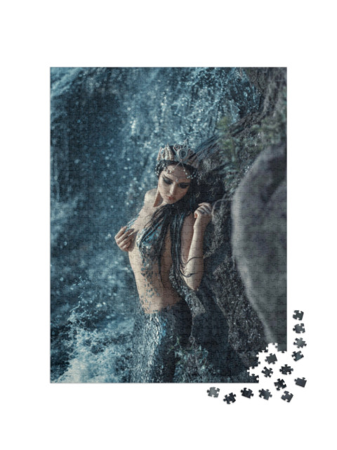 Puzzle 1000 pezzi „Sirena incoronata sulla riva rocciosa dell'oceano“