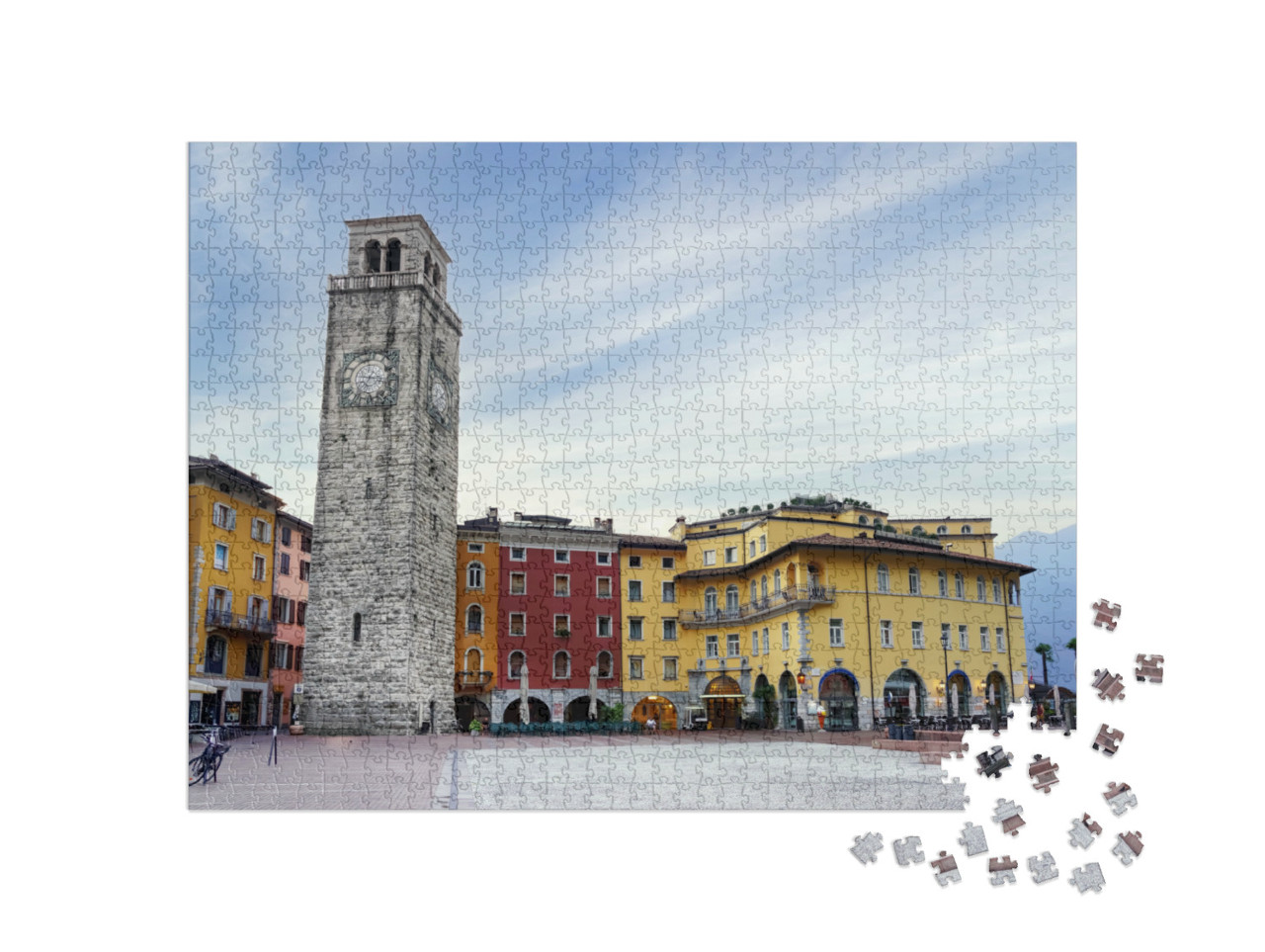 Puzzle 1000 pezzi „Riva del Garda, Italia. Centro storico e torre medievale Torre Apponale al mattino presto.“
