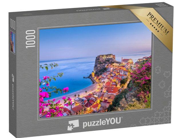 Puzzle 1000 pezzi „Scilla, Italia, sulla costa mediterranea, al crepuscolo con fiori di stagione.“