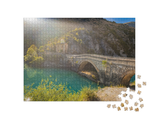 Puzzle 1000 pezzi „Il lago di San Domenico nelle gole del Sagittario in Abruzzo, L'Aquila“