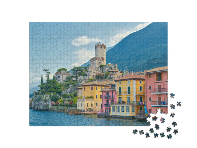 Puzzle 1000 pezzi „Vista dall'acqua della popolare cittadina di Malcesine sul Lago di Garda, in Italia“