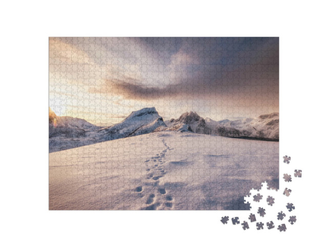 Puzzle 1000 pezzi „Tracce sulla neve al sorgere del sole in montagna“