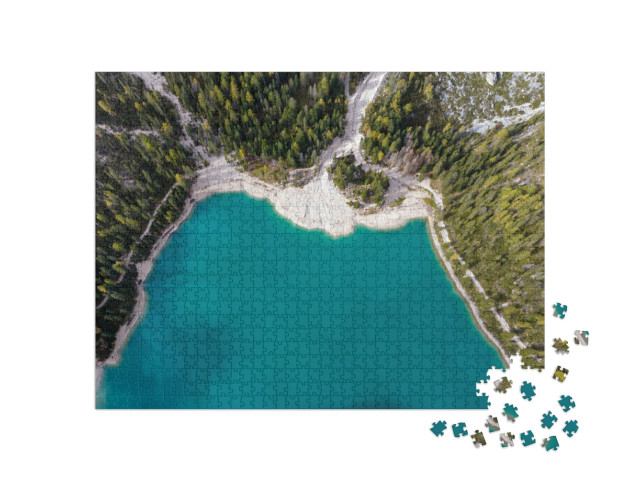 Puzzle 1000 pezzi „Paesaggio autunnale al Lago di Braies, nelle Dolomiti italiane, in Italia settentrionale“