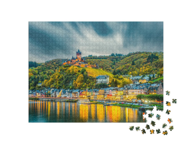 Puzzle 1000 pezzi „Il Castello di Reichsburg e la città di Cochem sulla romantica Mosella“