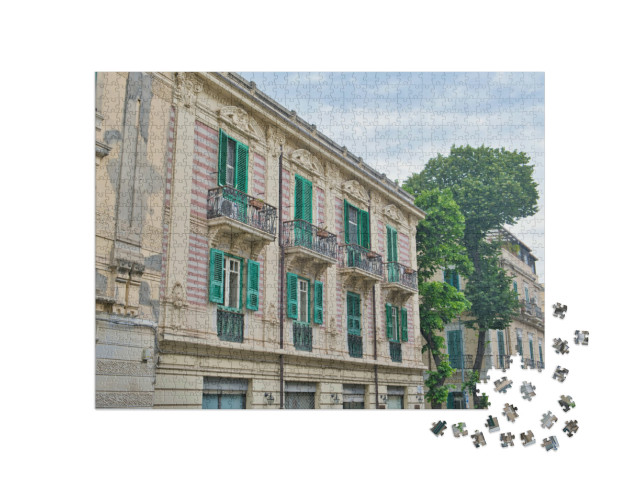 Puzzle 1000 pezzi „Facciata di una tipica casa antica a messina, in sicilia, nel sud dell'Italia“