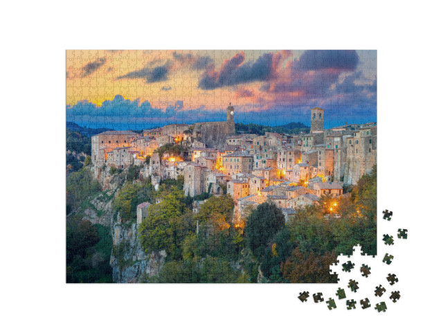 Puzzle 1000 pezzi „Vista panoramica di Sorano al tramonto con antichi edifici tradizionali e luminarie, Toscana, Italia“