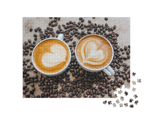 Puzzle 1000 pezzi „Cuori di latte art su due caffè con chicchi di caffè“