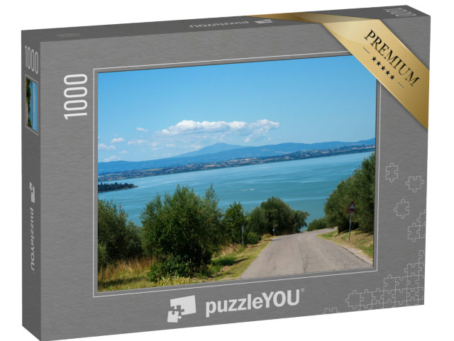 Puzzle 1000 pezzi „Il lago Trasimeno in estate presso Torricella e Monte del Lago, in provincia di Perugia, Umbria“
