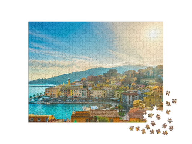 Puzzle 1000 pezzi „Porto Santo Stefano, vista aerea della chiesa e del castello. Monte Argentario, Toscana“