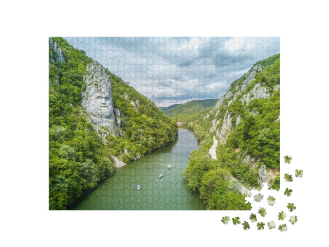 Puzzle 1000 pezzi „Testa di Decebal scolpita nella roccia, Gole del Danubio, Romania“