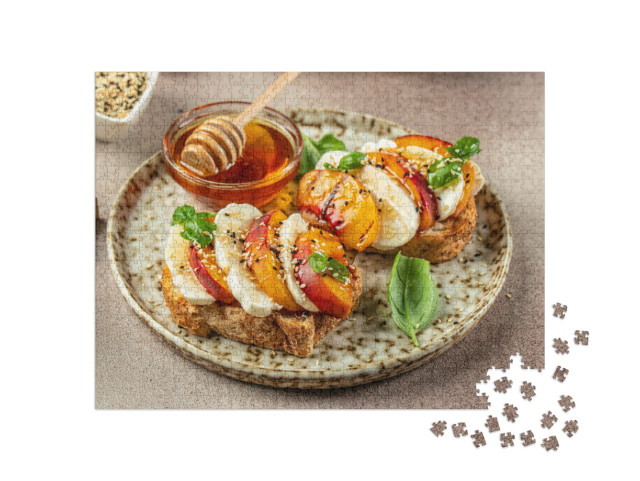 Puzzle 1000 pezzi „Toast con insalata caprese di pesche grigliate e mozzarella. Concetto di cibo delizioso ed equilibrato“