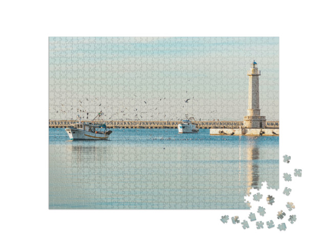 Puzzle 1000 pezzi „Vecchi pescherecci al tramonto nel porto, accompagnati da uno stormo di gabbiani“