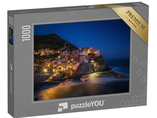 Puzzle 1000 pezzi „Manarola, La Spezia, vista costiera delle Cinque Terre di notte. Immagine a lunga esposizione“